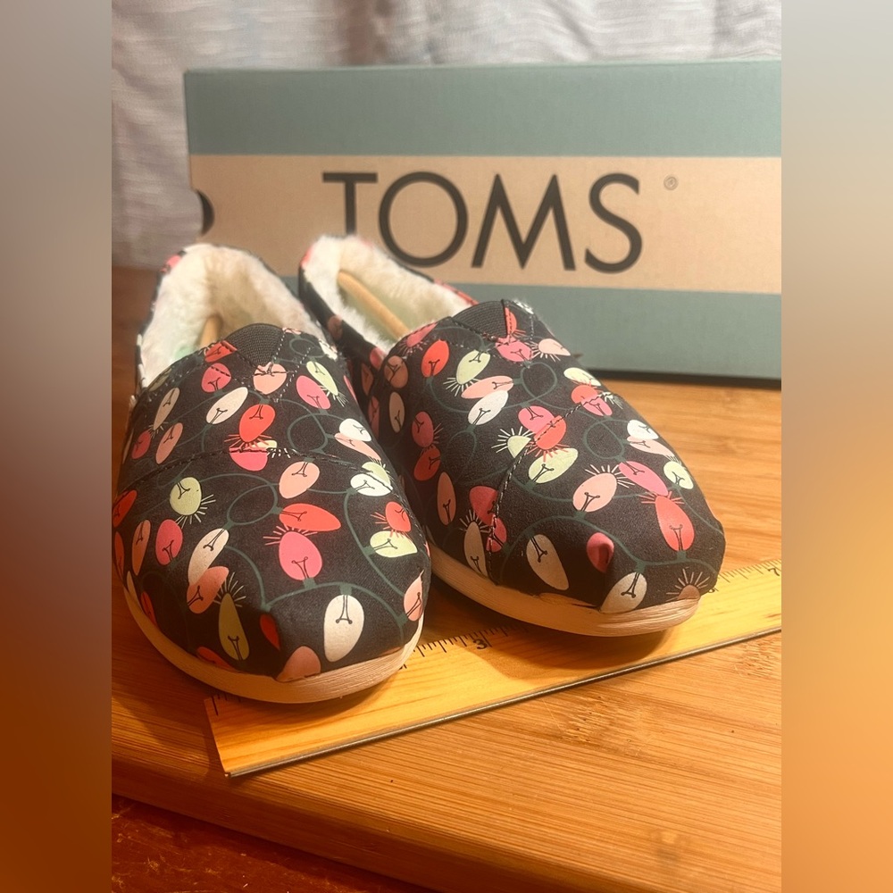 TOMS Alpargata Glow In The Dark Tree Lights Print Shoes Women 9.5 Fur Lined NIB